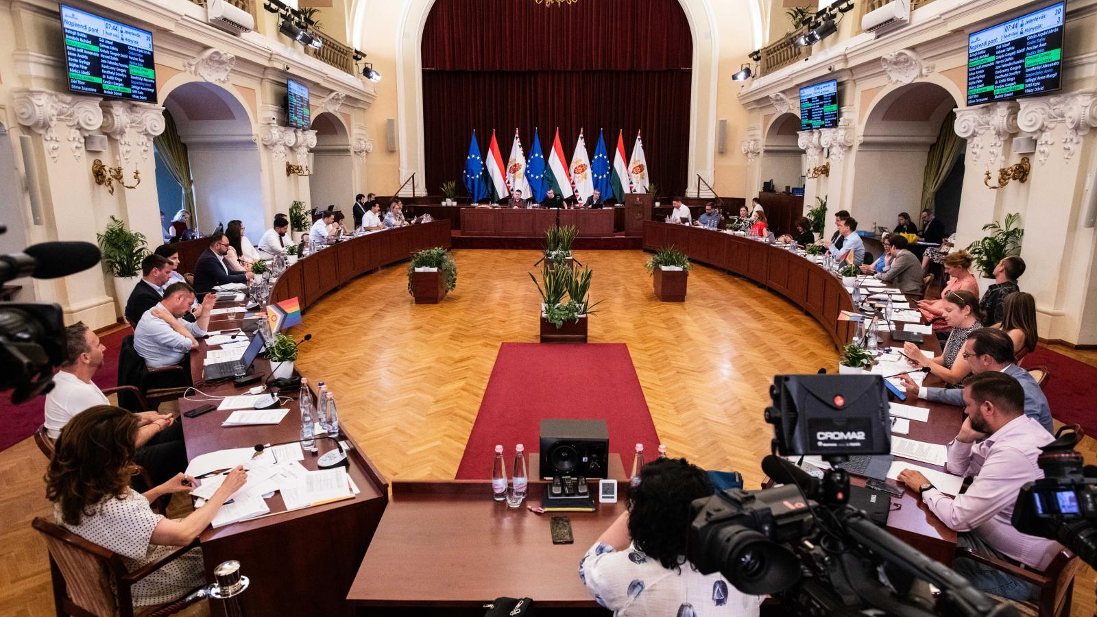 Szolidaritási hozzájárulás: az Orbán-kormány külön rendeletben rögzíti, hogy nem illeti meg jogvédelem az önkormányzatokat