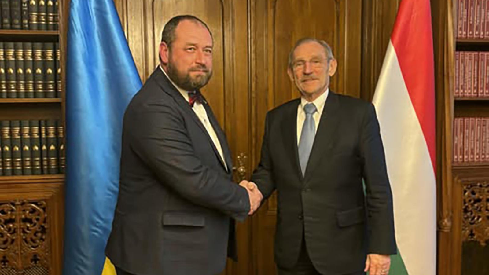 Pintér Sándor Sándor Fegyirrel tárgyalt