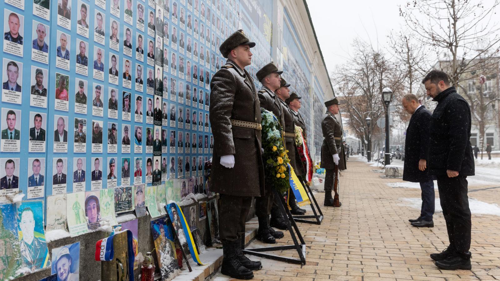 Volodimir Zelenszkij az Ukrajnáért elesettek emlékfalánál Kijevben, 2026. február 5-én.