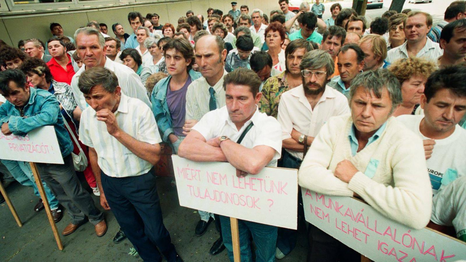  A munkavállalók tulajdonjogáért tüntetők 1993-ban. Az ÁVÜ ekkor már a politika, a lobbik, a bennfentes kereskedők és a pártpénztárnokok elsődleges célpontja és mézesbödöne volt