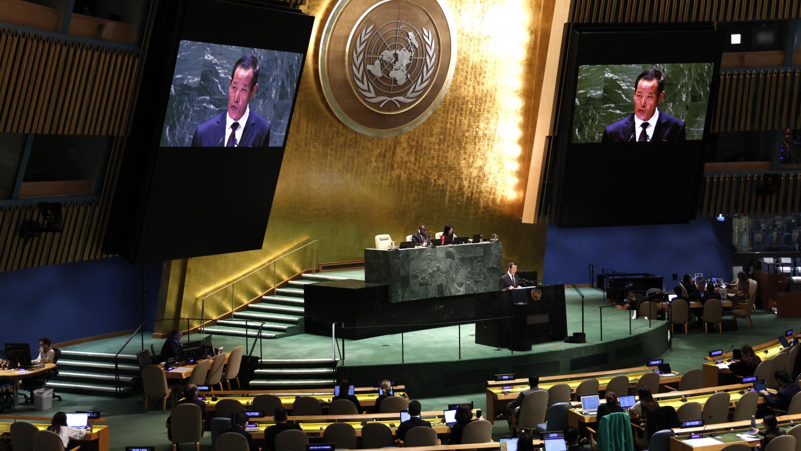 Szong Kim, a Koreai Népi Demokratikus Köztársaság küldöttségének elnöke beszédet mond az Egyesült Nemzetek Szervezetének székházában a 78. Közgyűlés (ENSZ-közgyűlés) alatt, 2023. szeptember 26-án, New Yorkban, az Egyesült Államokban.
