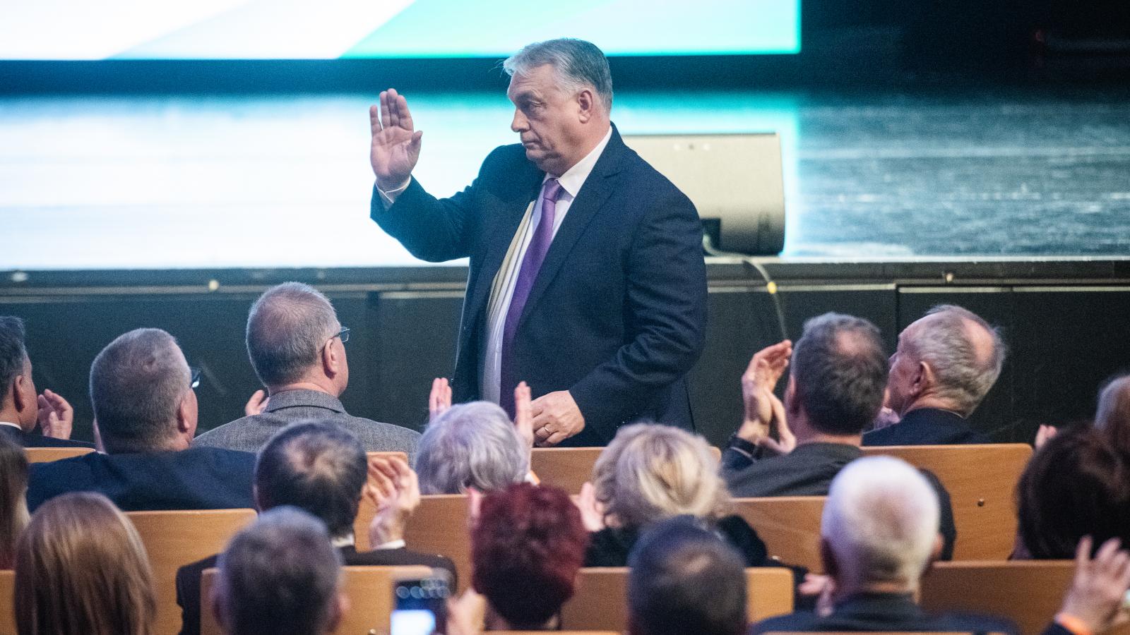 Húsz év miniszterelnökség. Orbán Viktor 1998-ban és 2026-ban