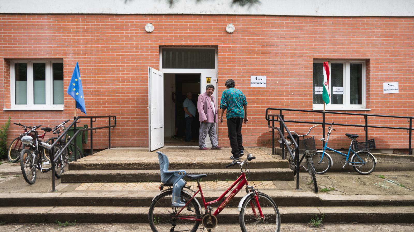 „Maffiamódszereket alkalmaznak” – Petíciót írt az italért, pénzért és drogért vett szavazatok miatt Kövér Lászlónak egy roma jogász