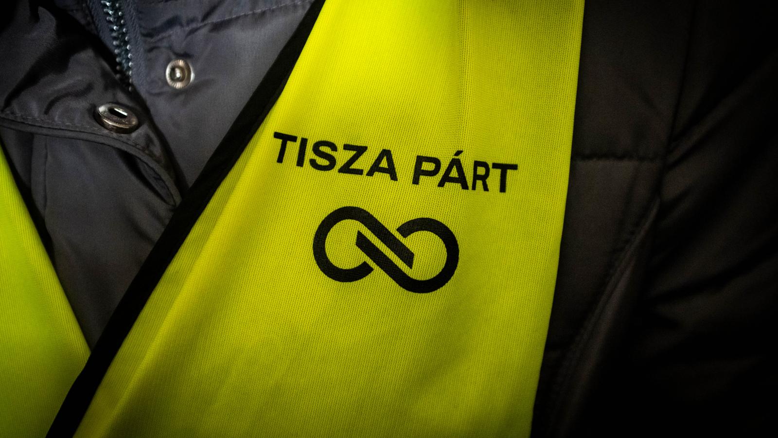 „Szétszurkállak!” – Videón, ahogy késeléssel fenyegeti a Tisza Párt aktivistáit egy férfi Budapesten