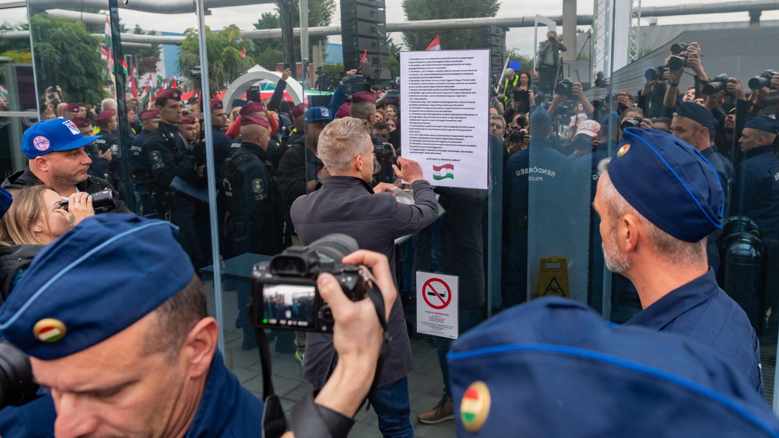 Magyar Péter nyomatékosította, hogy az Orbán-kormány leváltása után azonnal felfüggeszti a közmédia hírszolgáltatását