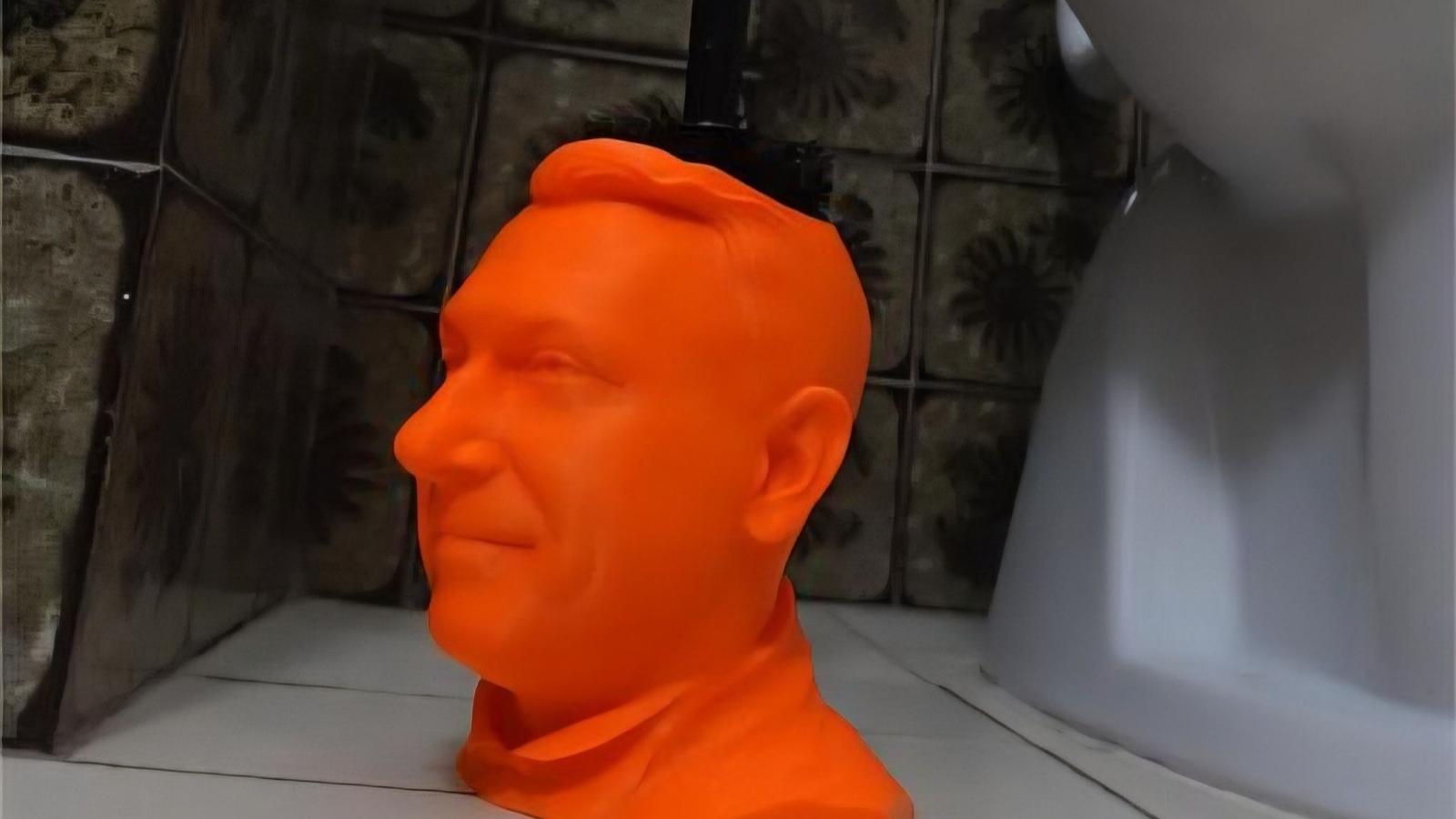 Árverésre bocsátottak egy Lázár János fejéről mintázott vécékefetartót, kétmillió forintért el is kelt