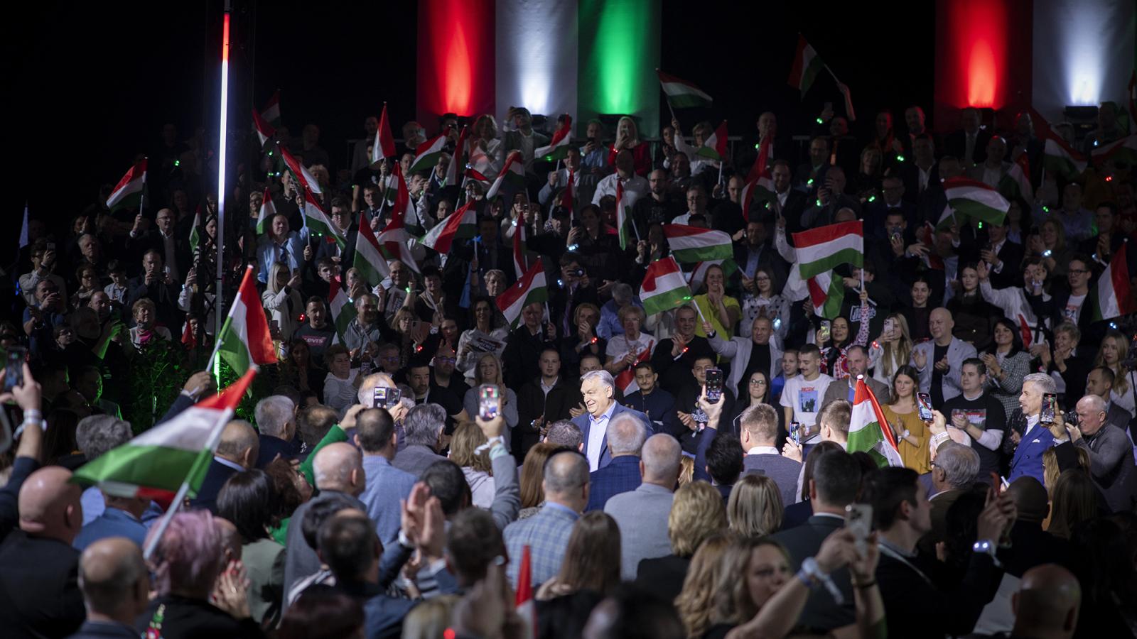 Közönség. Orbán Viktor sajátjai körében üzent a fiataloknak meg a „kamulázadásuknak”