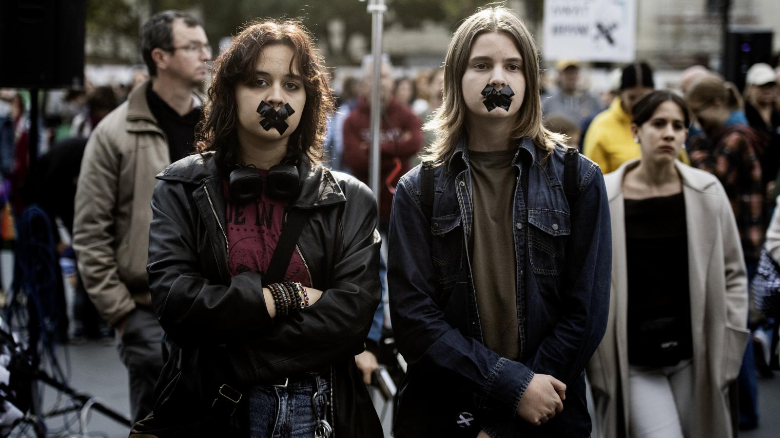 Mintha még most sem akarnák meghallani az áldozatok szavát