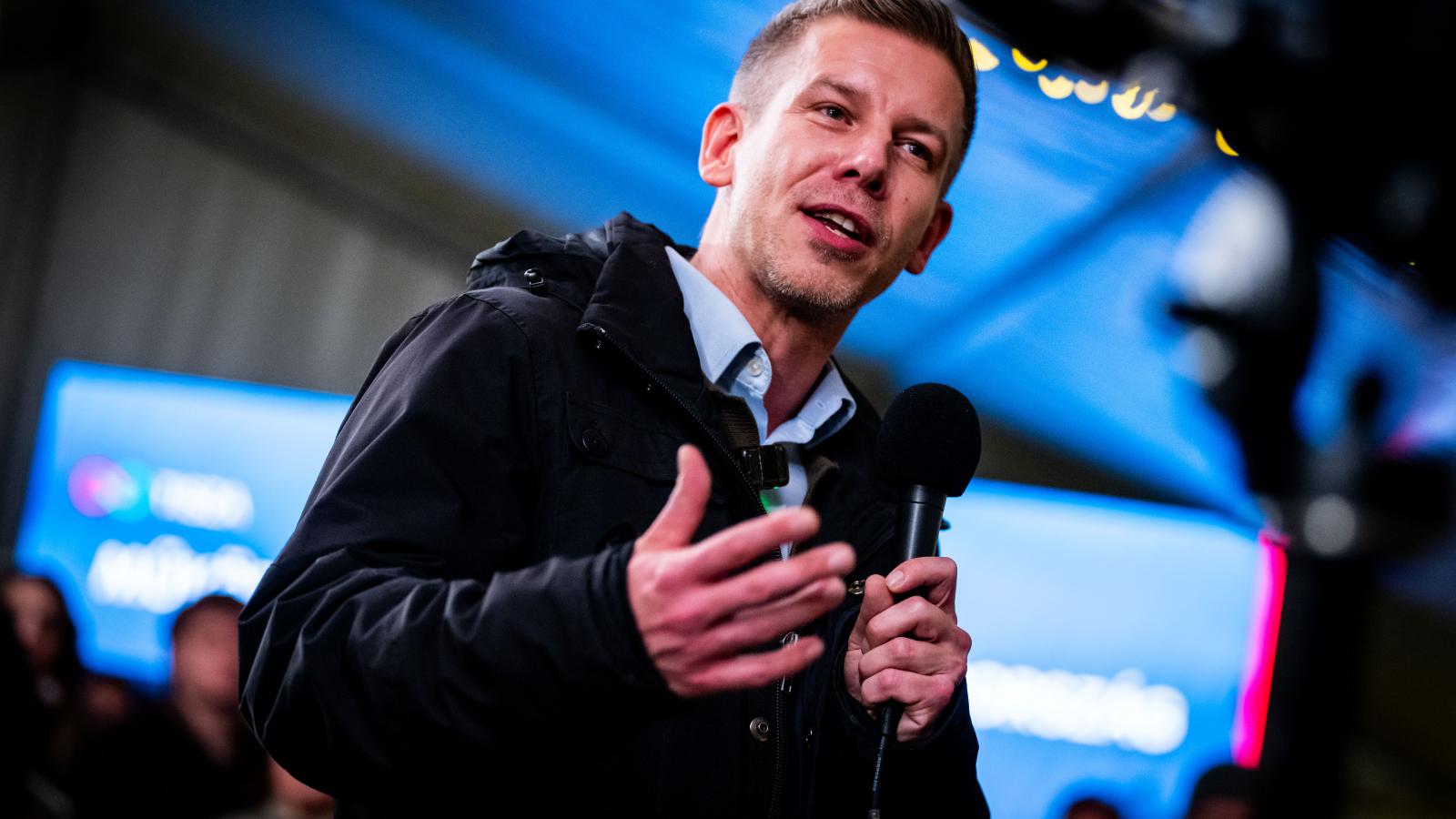 Magyar Péter: Megdobálták és rúgták a Tisza Párt önkénteseit, mindkét esetből feljelentés lett