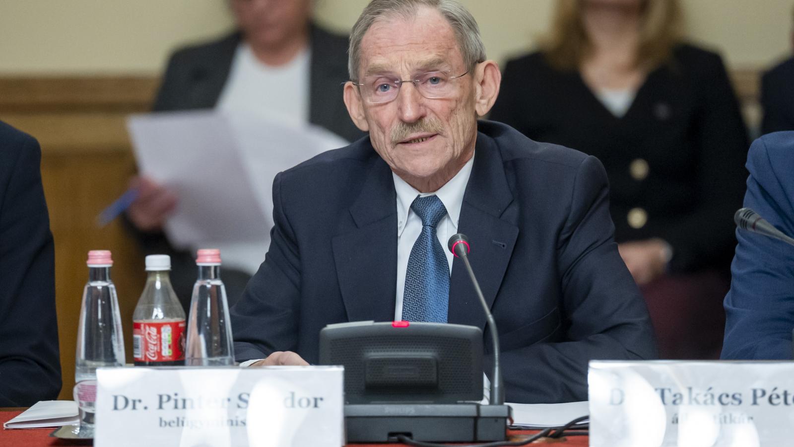 Pintér Sándor nem zárta ki, hogy a kamara is működtethetne etikai bizottságot