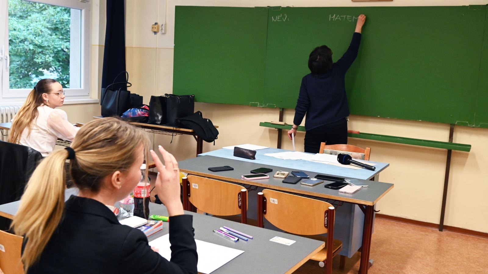 Duplán büntettek a tankerületi központok, a fegyelmi mellett kizárták a 2025 végi jutalmazásból a lázadó pedagógusokat