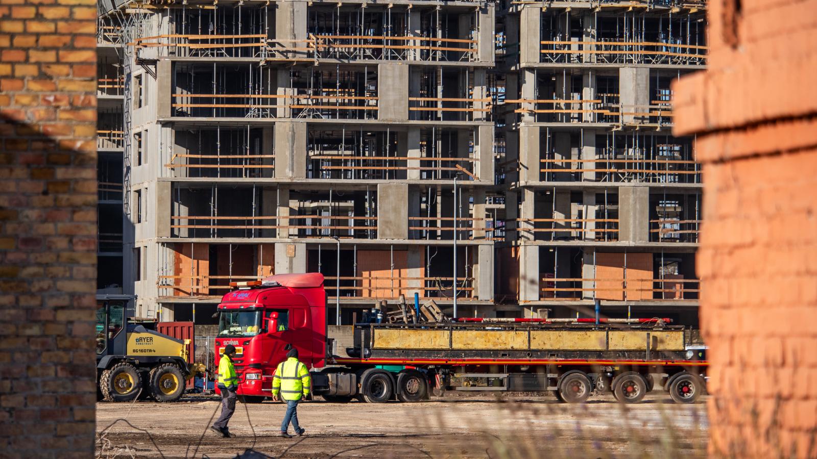 Éles váltás jöhet a lakáspolitikában, új panelprogramot és korszerűsítéssel elérhető rezsicsökkentést is ígér a Tisza Párt programja