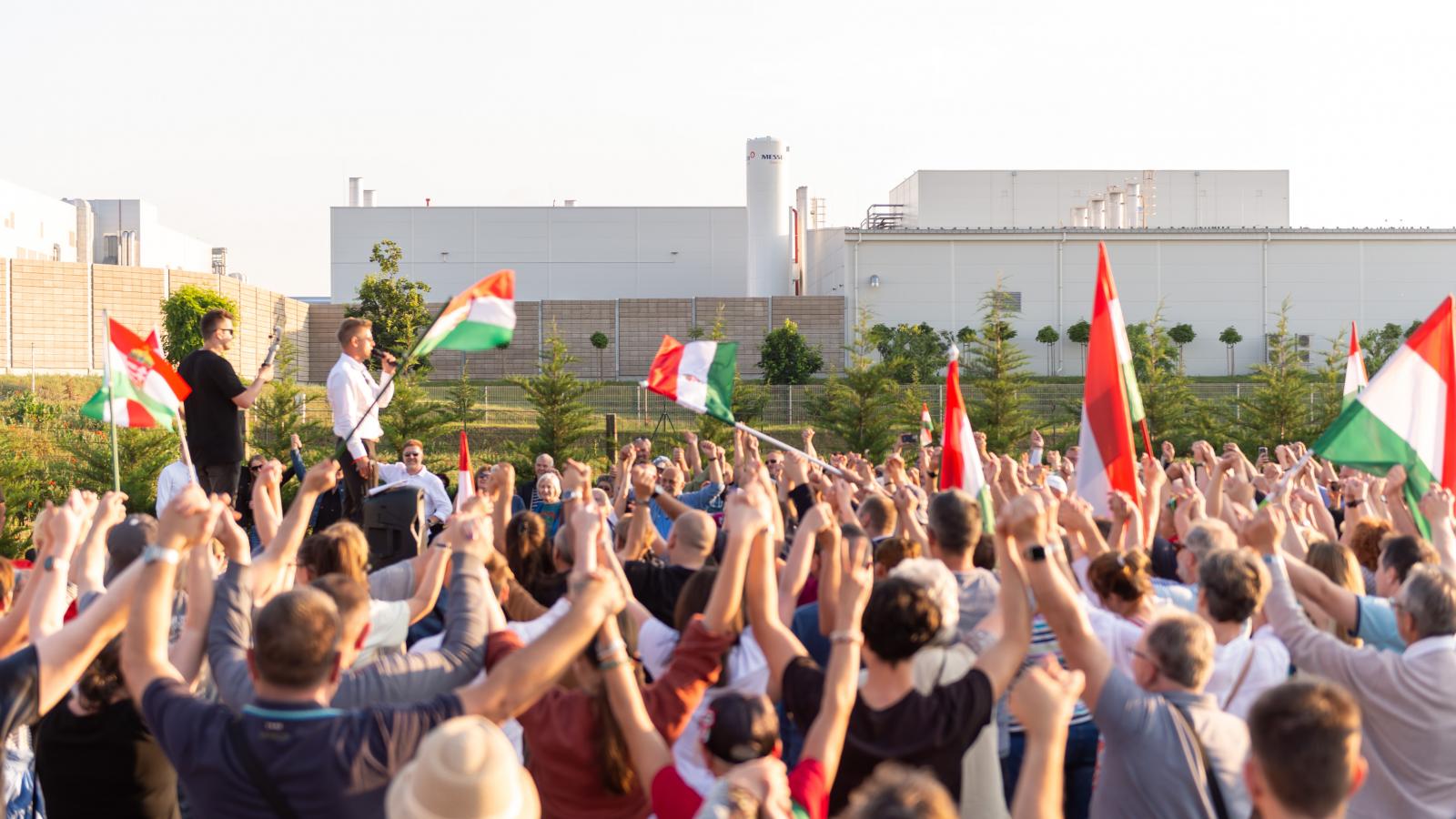 Magyar Péter a gödi Samsung gyár előtt 2024. május 18-án 