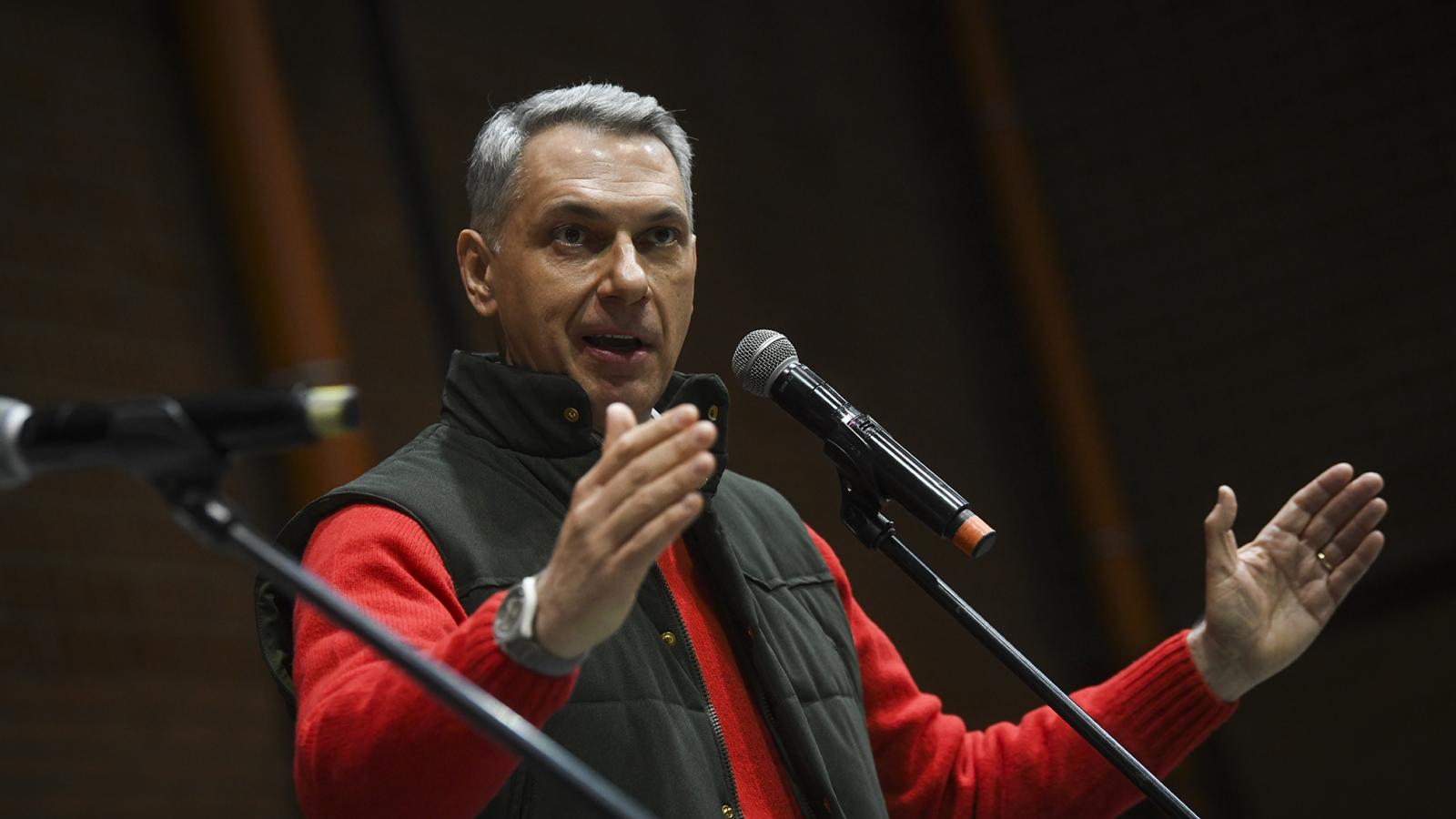 Zúgott a „Mocskos Fidesz!”, Lázár János vécékefét kapott a győri fórumán