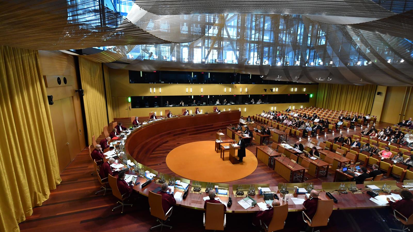 Az EUB főtanácsnoka szerint Magyarország a már felszabadított EU-s forrásokra sem jogosult, előfordulhat, hogy vissza kell adni a pénzt