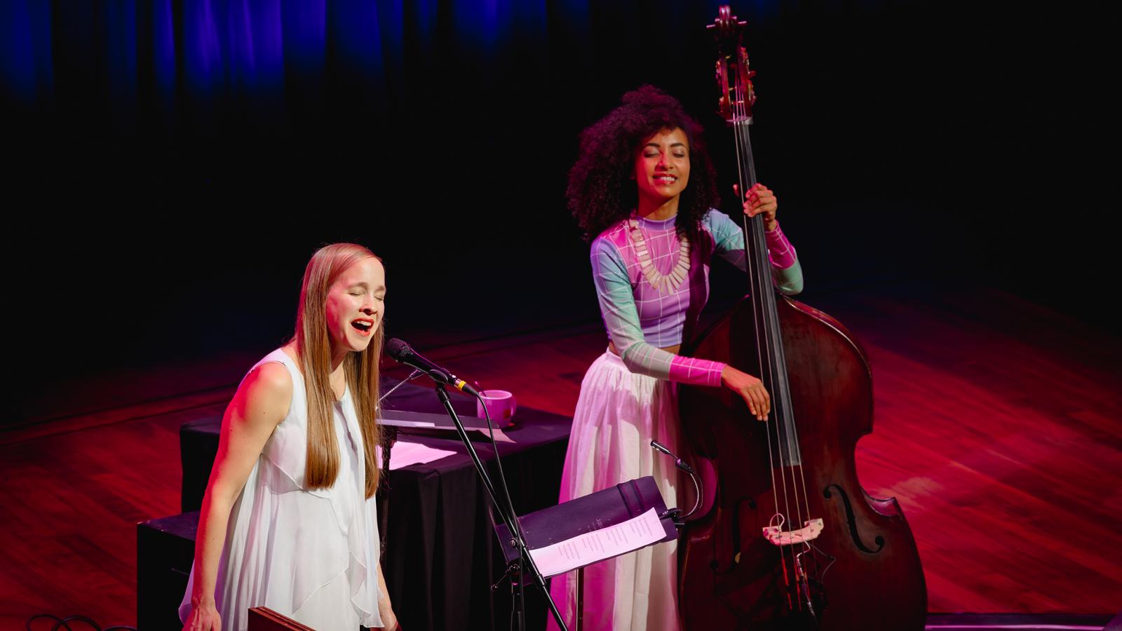 Harcsa Veronika kísérletezőkedve, empátiája képes megmenteni egy ilyen helyzetet – ezúttal is így lett. Mellette Esperanza Spalding