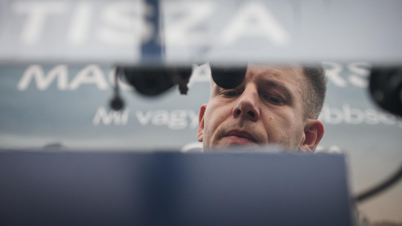 Magyar Péter feljelentést tesz tiltott adatszerzés és személyes adattal visszaélés miatt