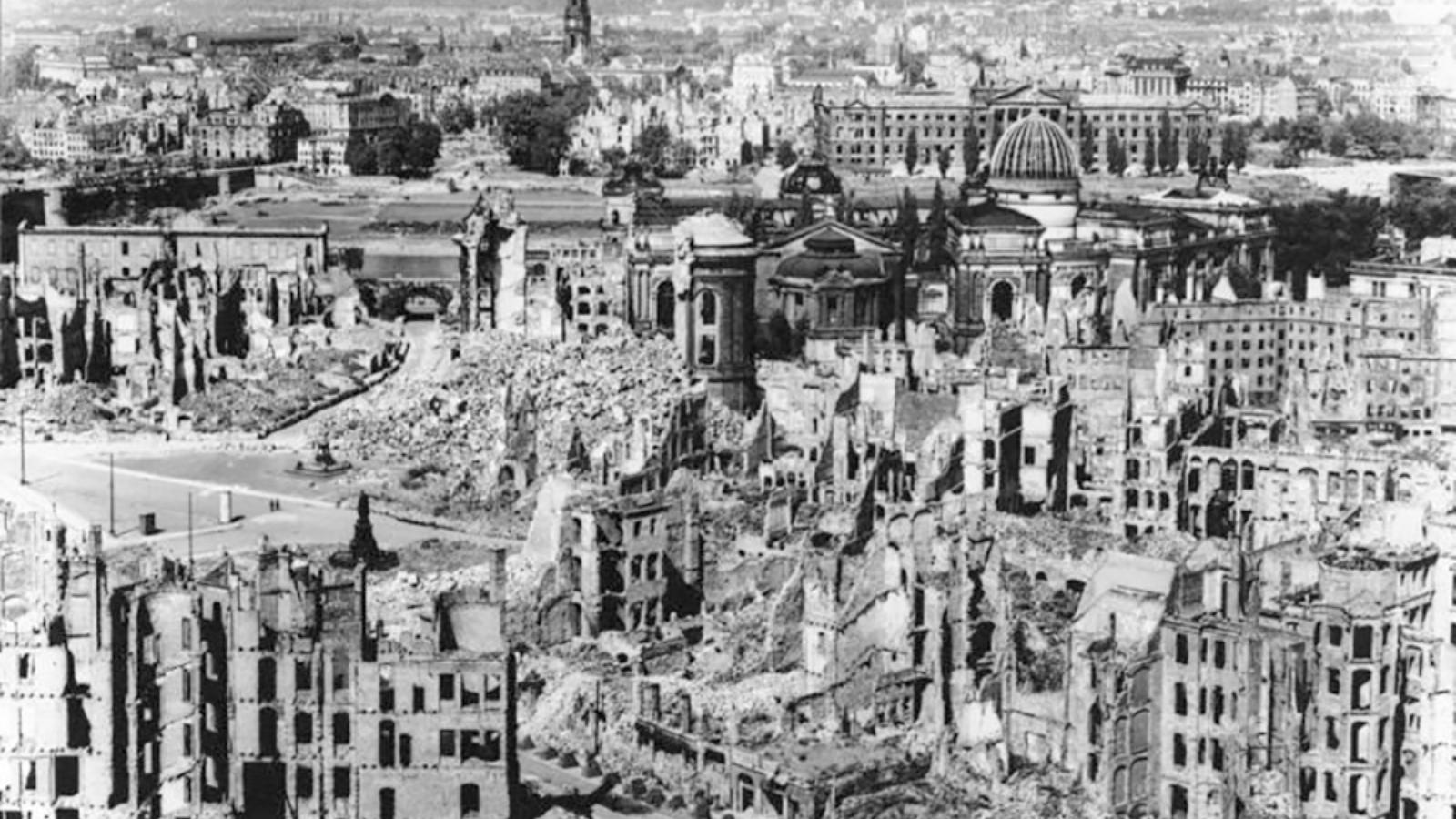 A lerombolt
városközpont
– Drezda
belvárosát 1945
februárjában
már semmi
értelme nem volt
porrá égetni