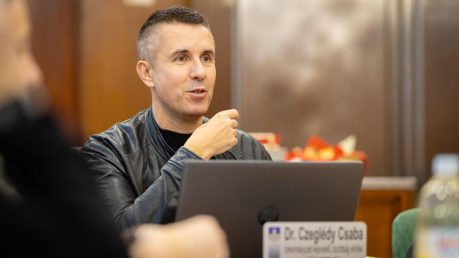 Czeglédy Csaba szabadlábon védekezhet, miután nem jogerősen hét év fegyházbüntetésre ítélték