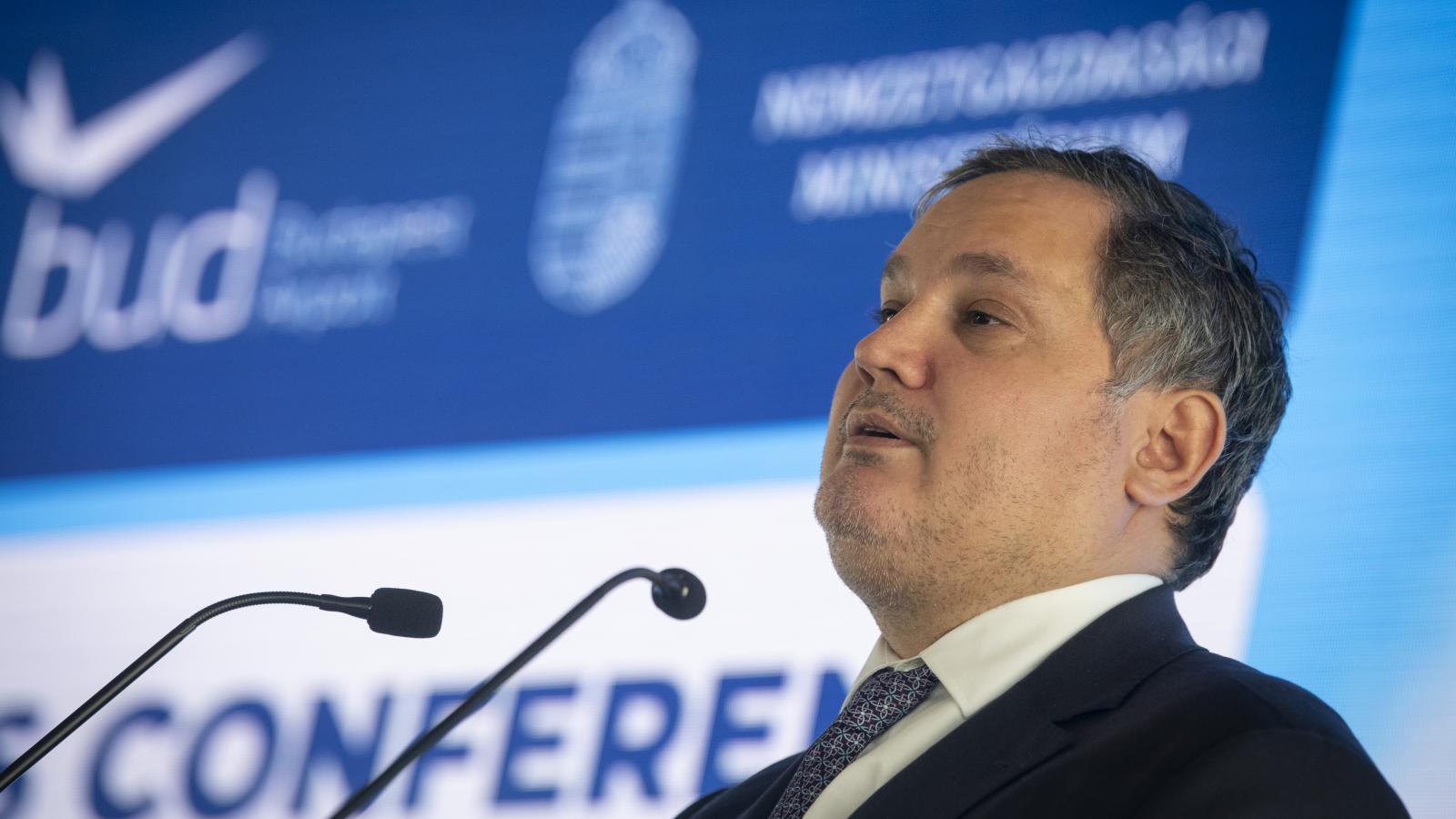 A luxuslakosztályba készülő Nagy Márton inkább lemondta az osztrák szállodába tervezett találkozóját, miután megjelent a helyszínen a 444