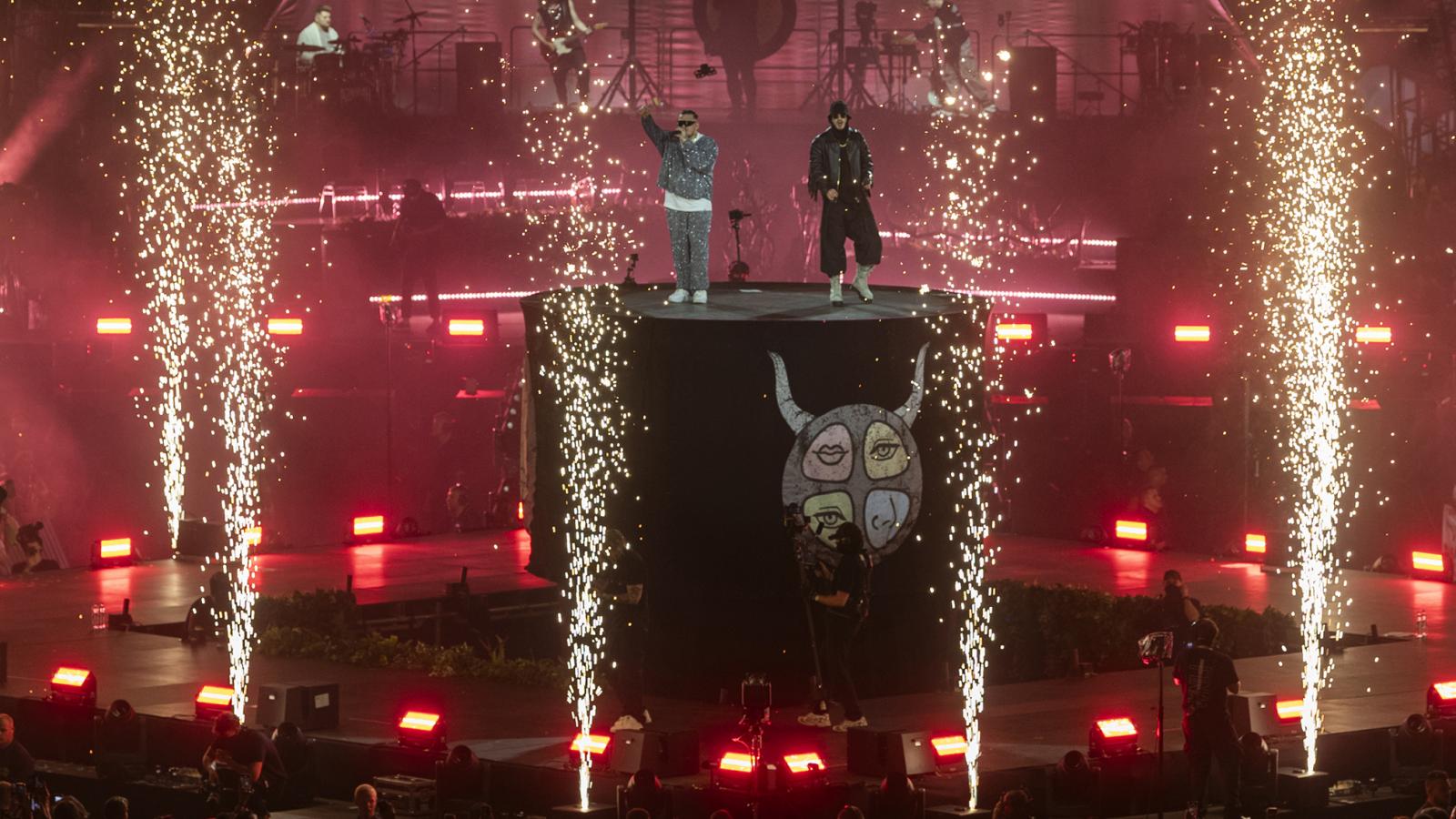 Azahriah történelmet írt a hazai könnyűzenében azzal, hogy magyar előadóként a Puskás Arénában három koncertet adott egymás után 2024-ben. DESH Azahriah mellett a magyar könnyűzene legnépszerűbb alakja, szinte minden toplistán az elsők között szerepel