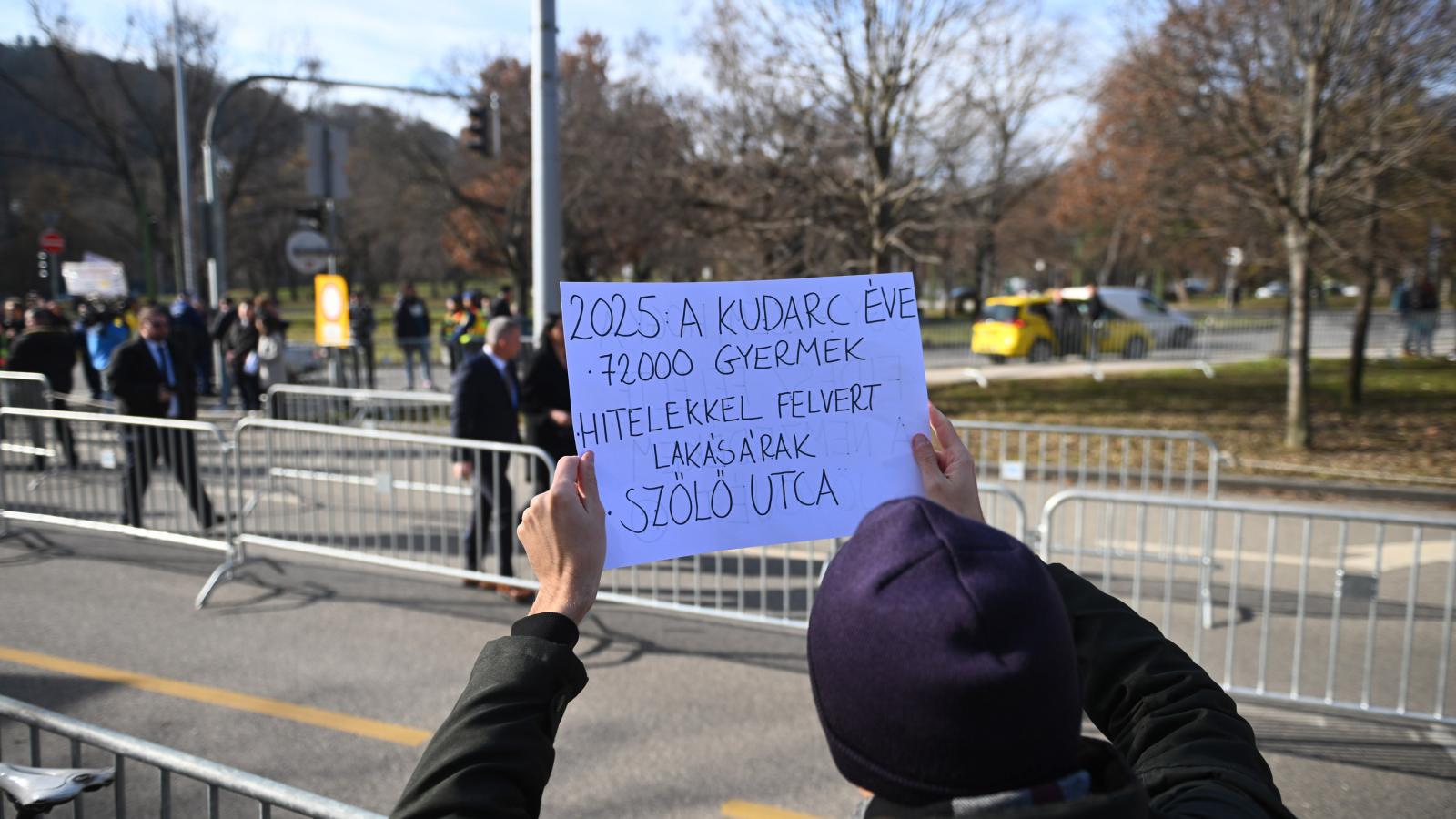 Mintha visszafelé sült volna el a tavaszi nagytakarítás, valaki  elkezdte döngetni Majka Csurran, cseppenjét a Várkert Bazárnál Orbán Viktor évértékelője előtt