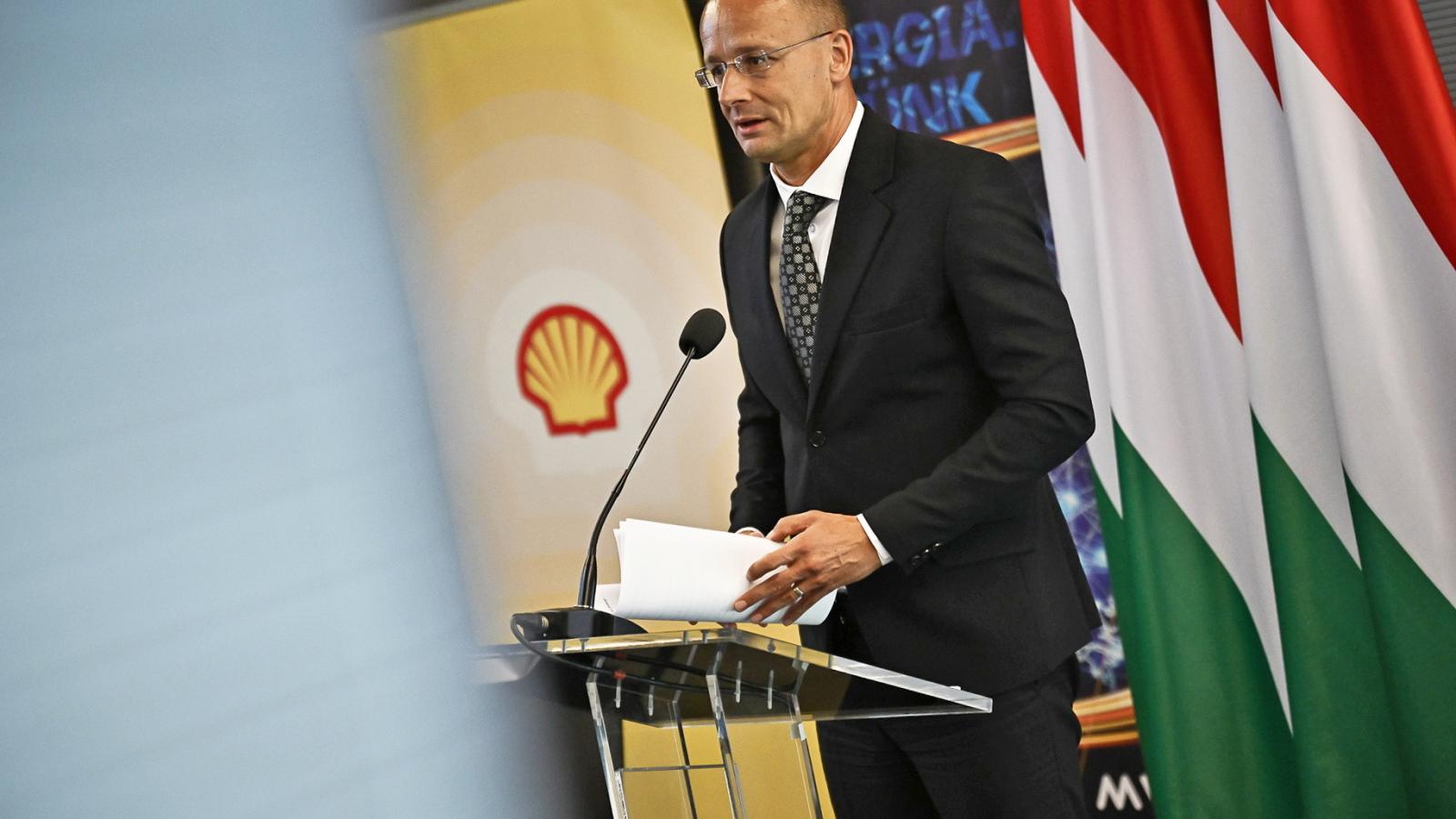 Orbán Viktor a háború kutyájának nevezte a Shellt, kár, hogy Szijjártó Péter öt hónapja még hosszú távú földgázvásárlási szerződést írt alá a brit céggel