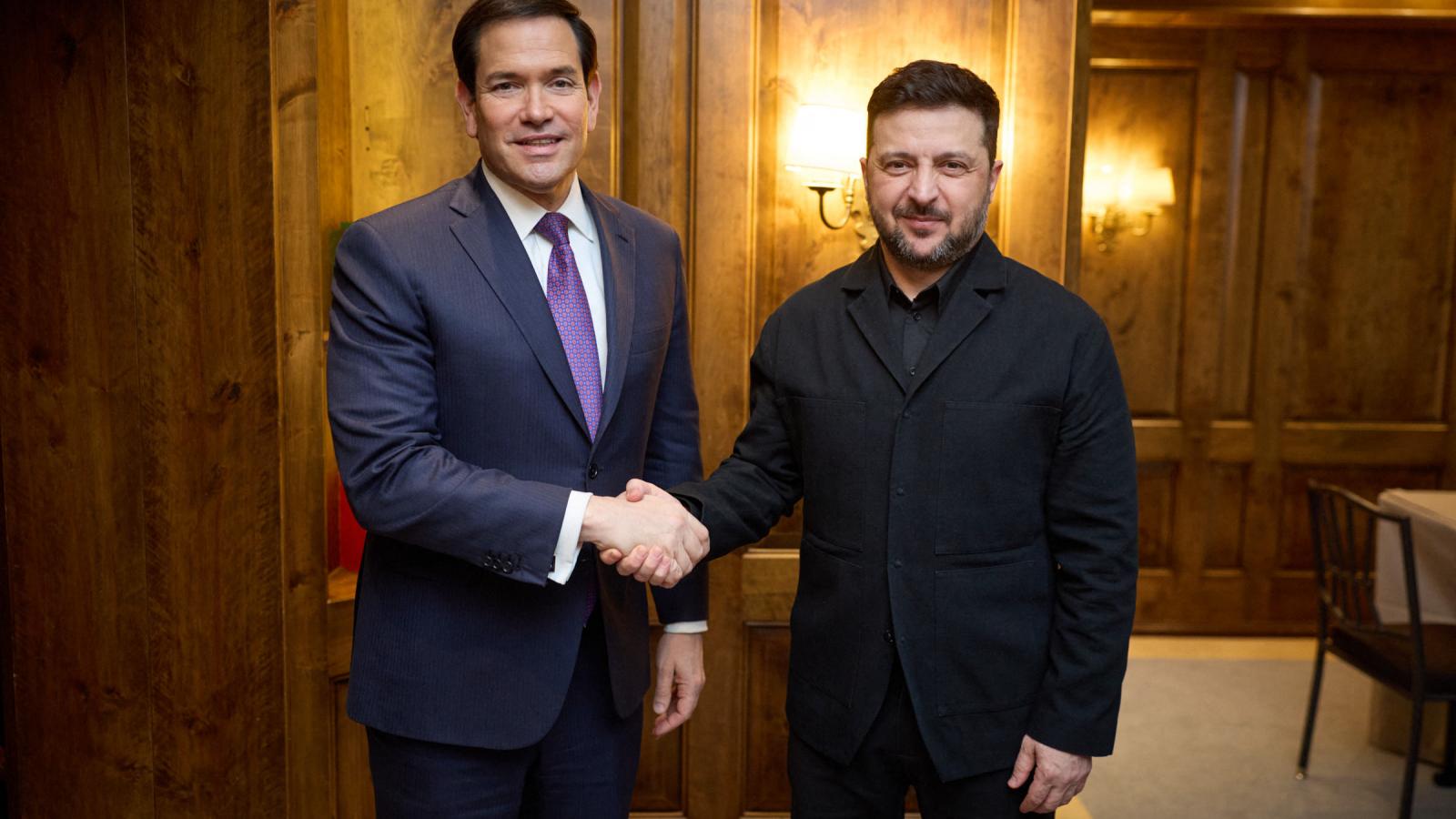 Marco Rubio amerikai külügyminiszter Volodimir Zelenszkij ukrán elnökkel a Müncheni Biztonságpolitikai Konferencián