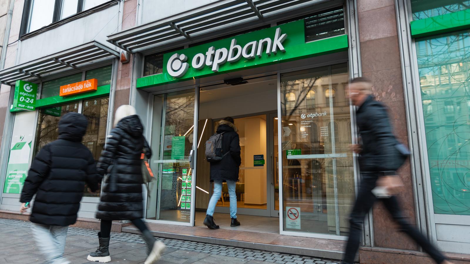 Csaknem 200 dolgozóját küldi el az OTP