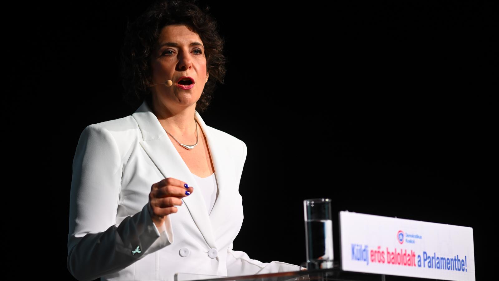 Dobrev Klára: Csányi Sándor fejezze be a tömeges kirúgásokat