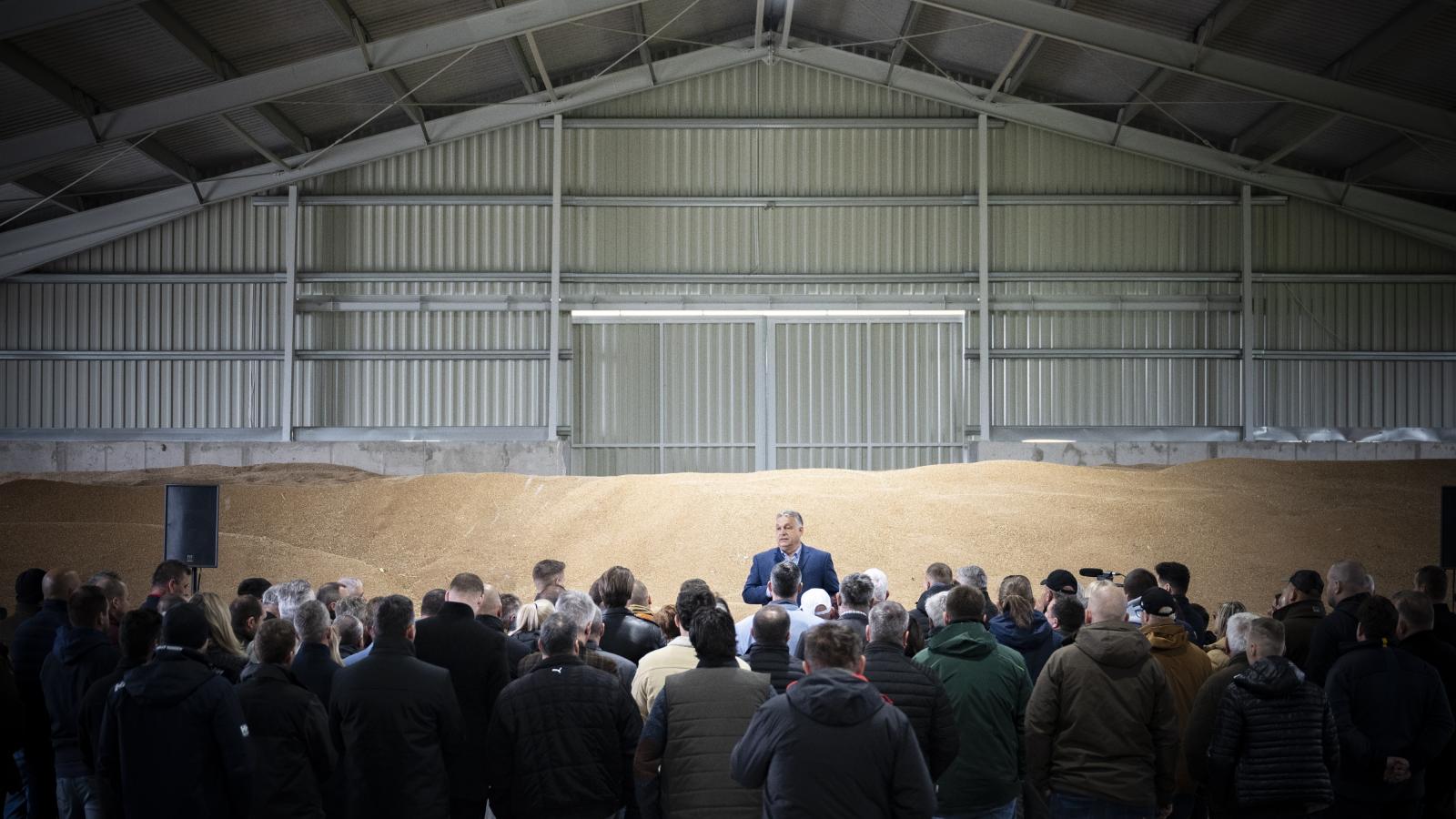 Orbán Viktor 2024. április 22-én egy zárt magtárban kampányolt