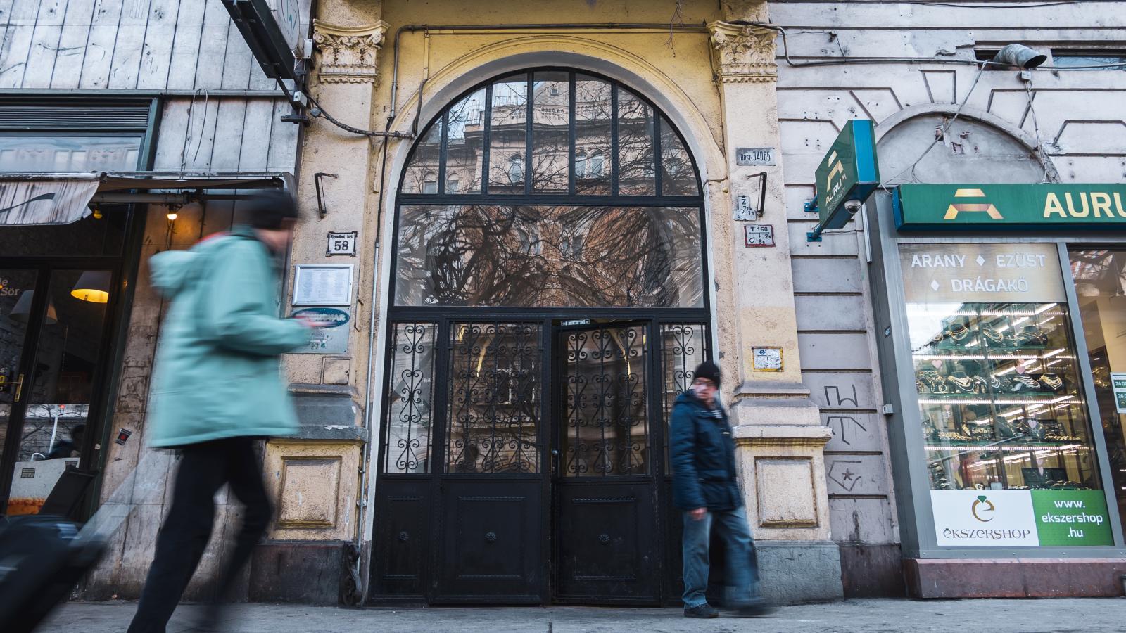 Az érintett épület bejárata 