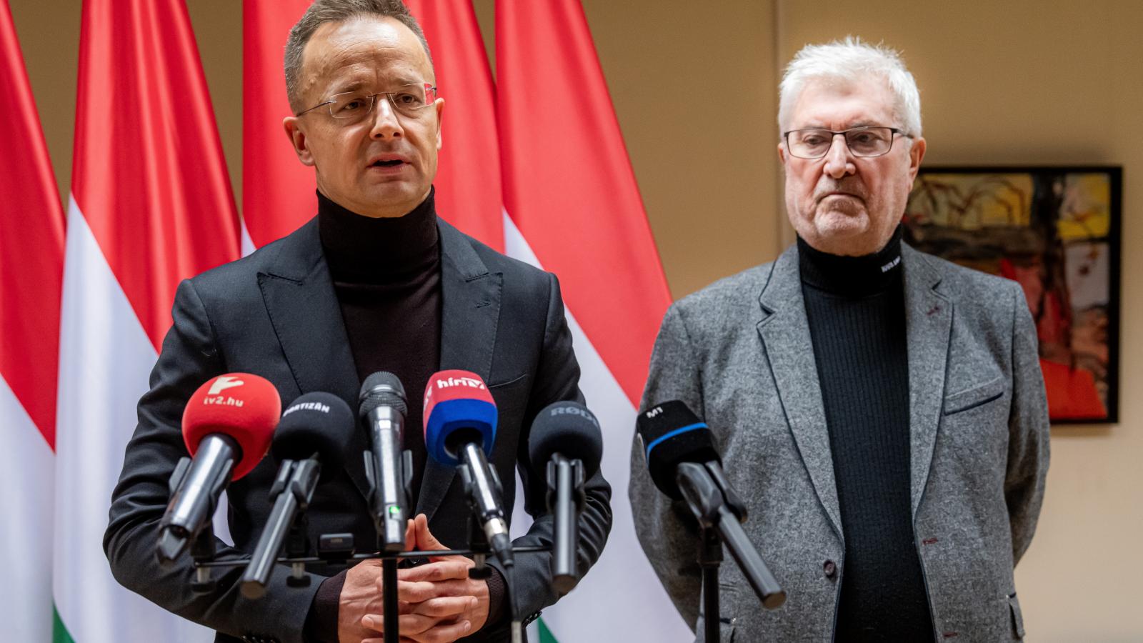 Szijjártó Péter külügyminiszter és Vitányi István, a térség fideszes országgyűlési képviselője a kormánypártok országjárásának berettyóújfalui sajtótájékoztatóján