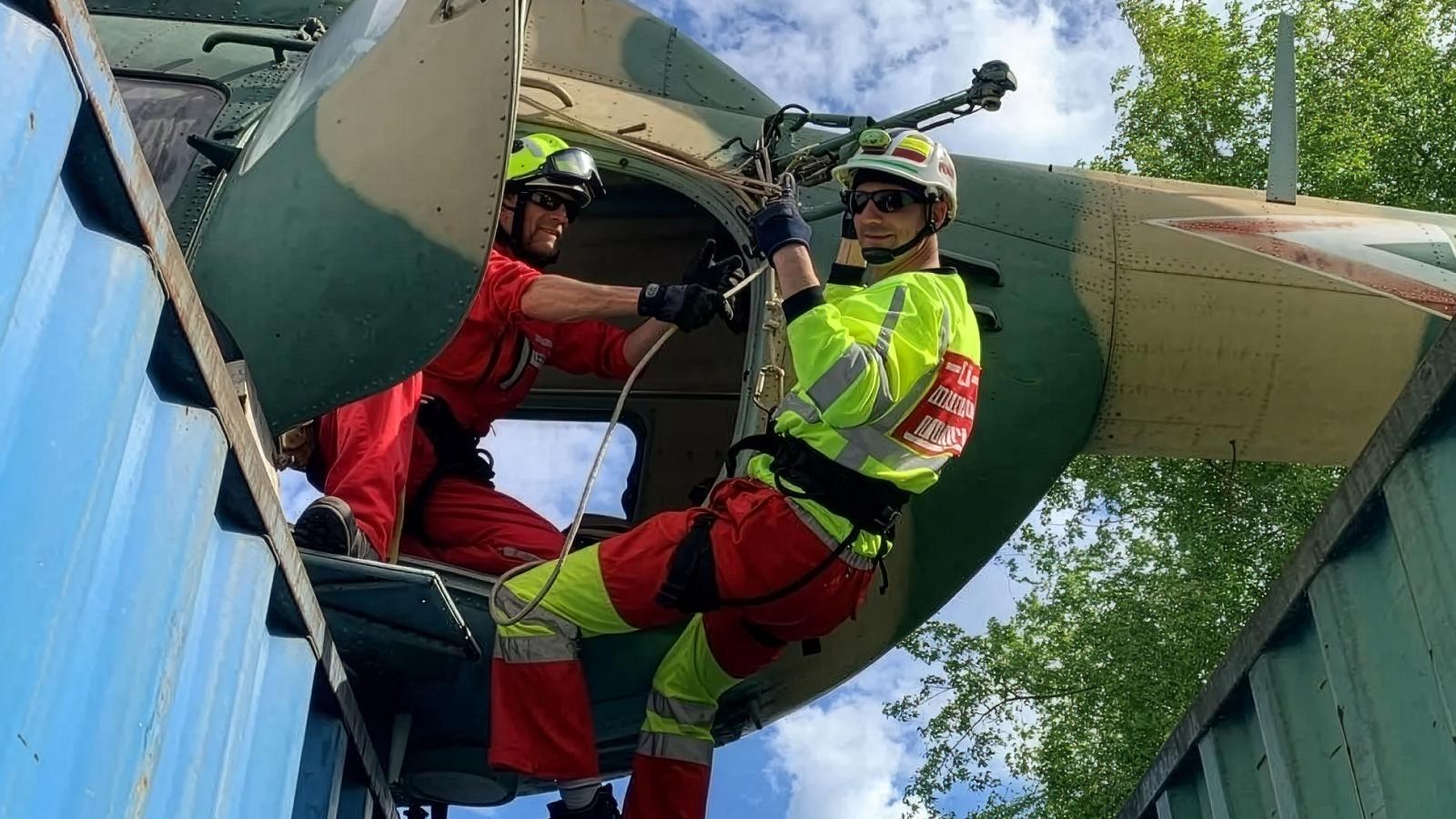 Nagy László és több száz fős csapata a Facebookon is keresi az eltűnteket