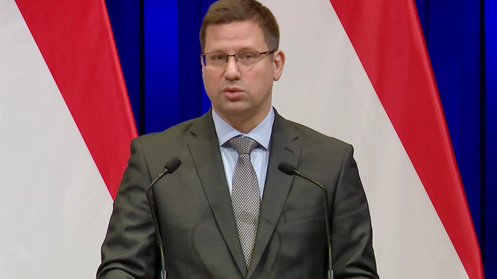 Gulyás Gergely: Azokkal, akik a kormányzati plakátokon szerepelnek, nem mi akarunk rosszban lenni