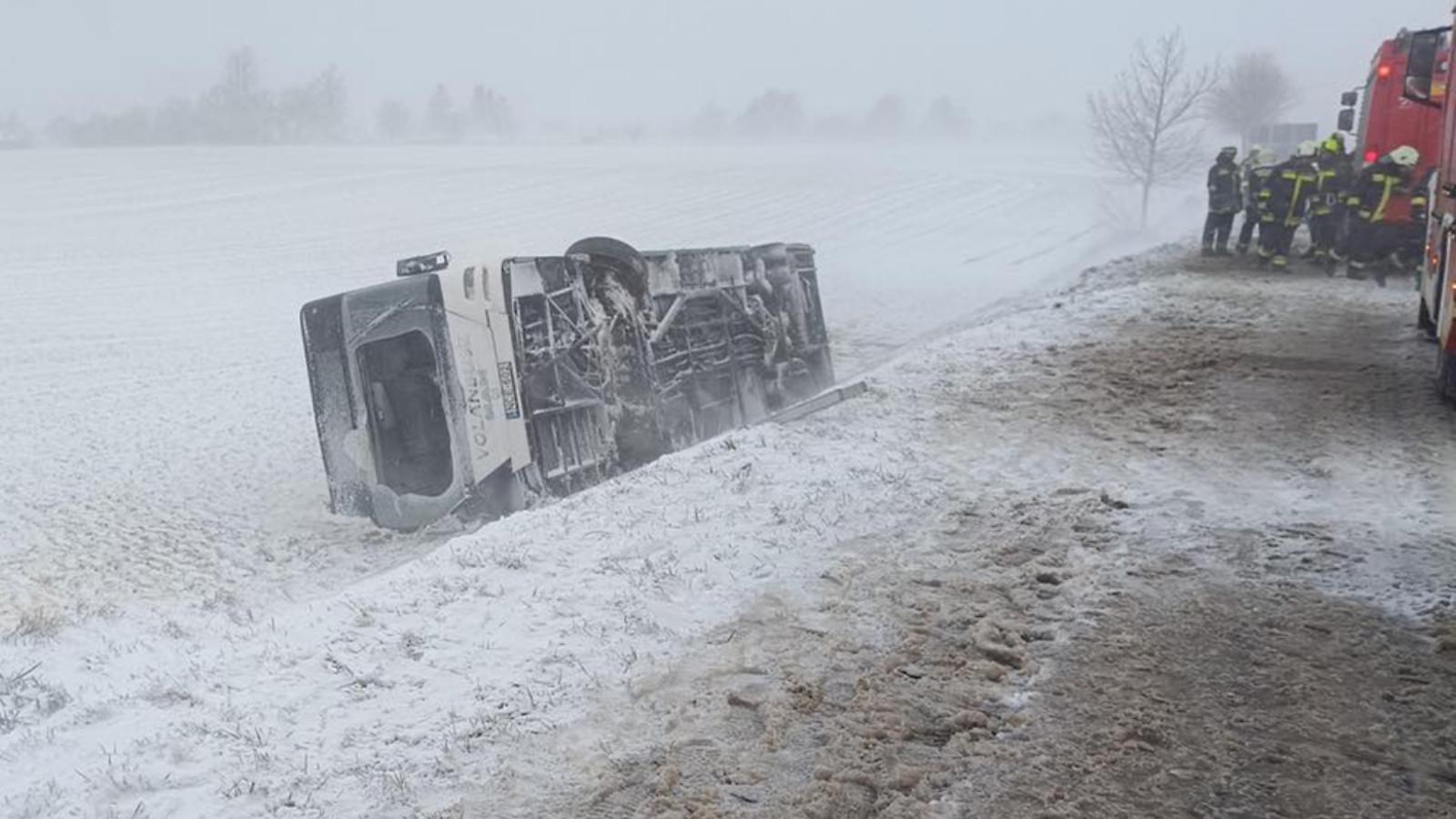 Árokba csúszott VOLÁN-busz a 76-os főúton február 20-án 