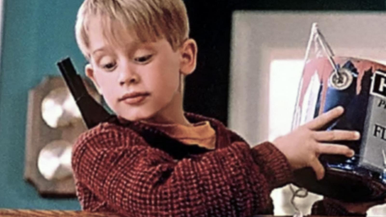 A Reszkessetek,
betörők! cím
elfedi az igazi
nagy kalandot:
gyerekként
egyedül lenni a
szülői házban/
lakásban. Hát
kell ennél nagyobb
buli?