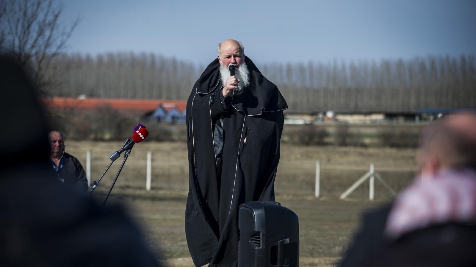 Iványi Gábor a romagyilkosságok 10. évfordulóján tartott megemlékezésen Tatárszentgyörgyön, 2019. február 23-án 