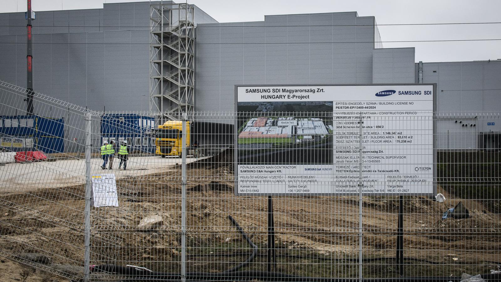 Gödön közpénzből megy a fideszes karaktergyilkosság, az akkugyár miatt akarnak megtörni egy ötgyermekes apát