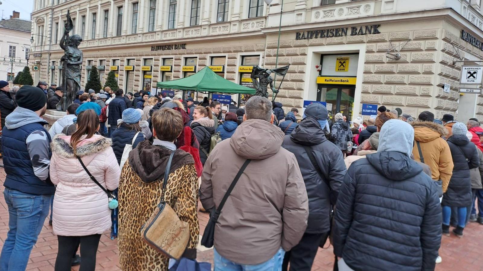 Sorok álltak a Tisza Párt aláírásgyűjtő pultjainál, a Fideszéit sok helyen látni se lehetett