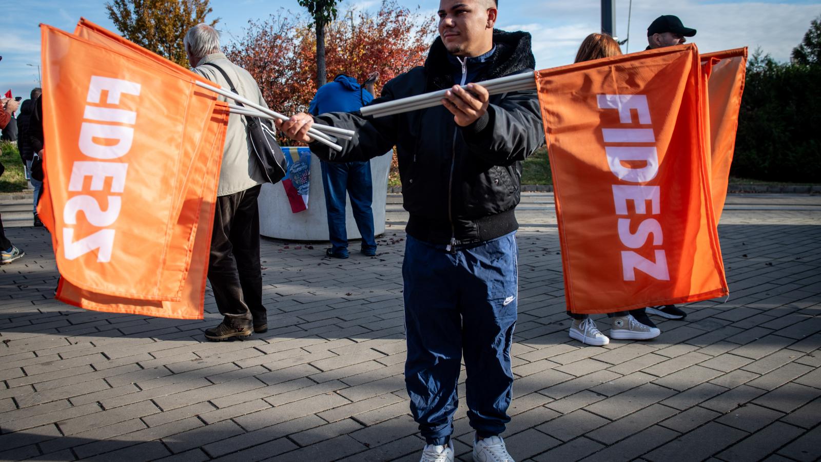 Zászlók a 2025. október 23-i Békemenet idején