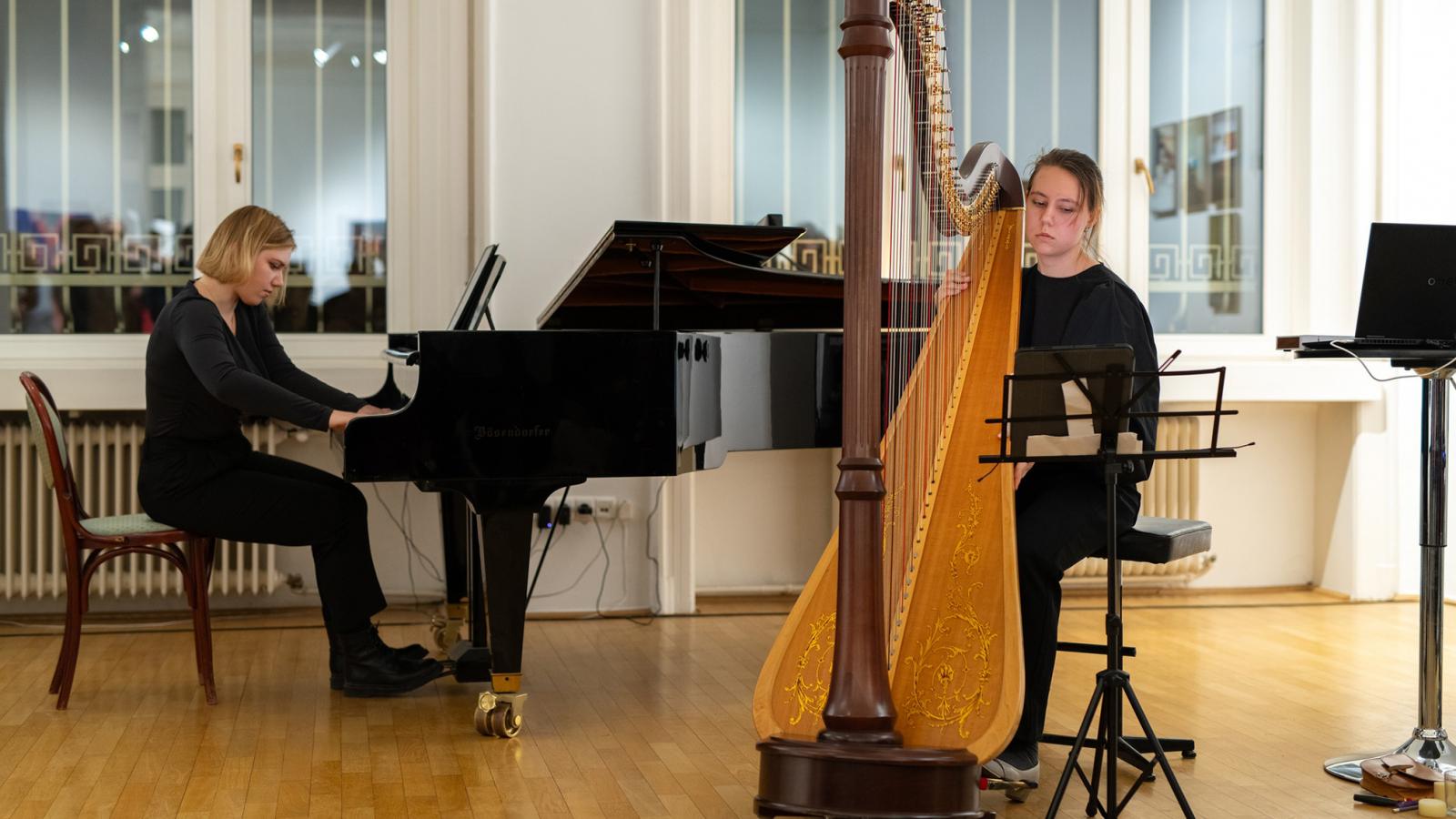 „Mindent, amit alkotok, egy háború elől menekült ember hozza létre”