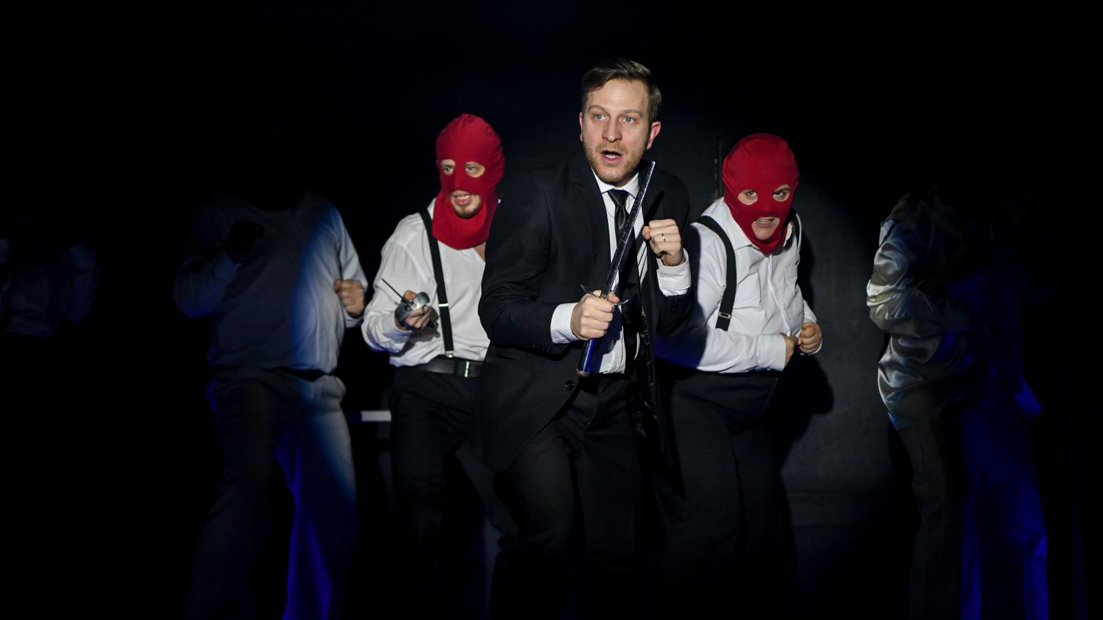 Valódi, érdekfeszítő krimit kapunk sok logikai csavarral, érzelmi viharokkal az igazságáért küzdő Kohlhaas Mihály történetének feldolgozásában