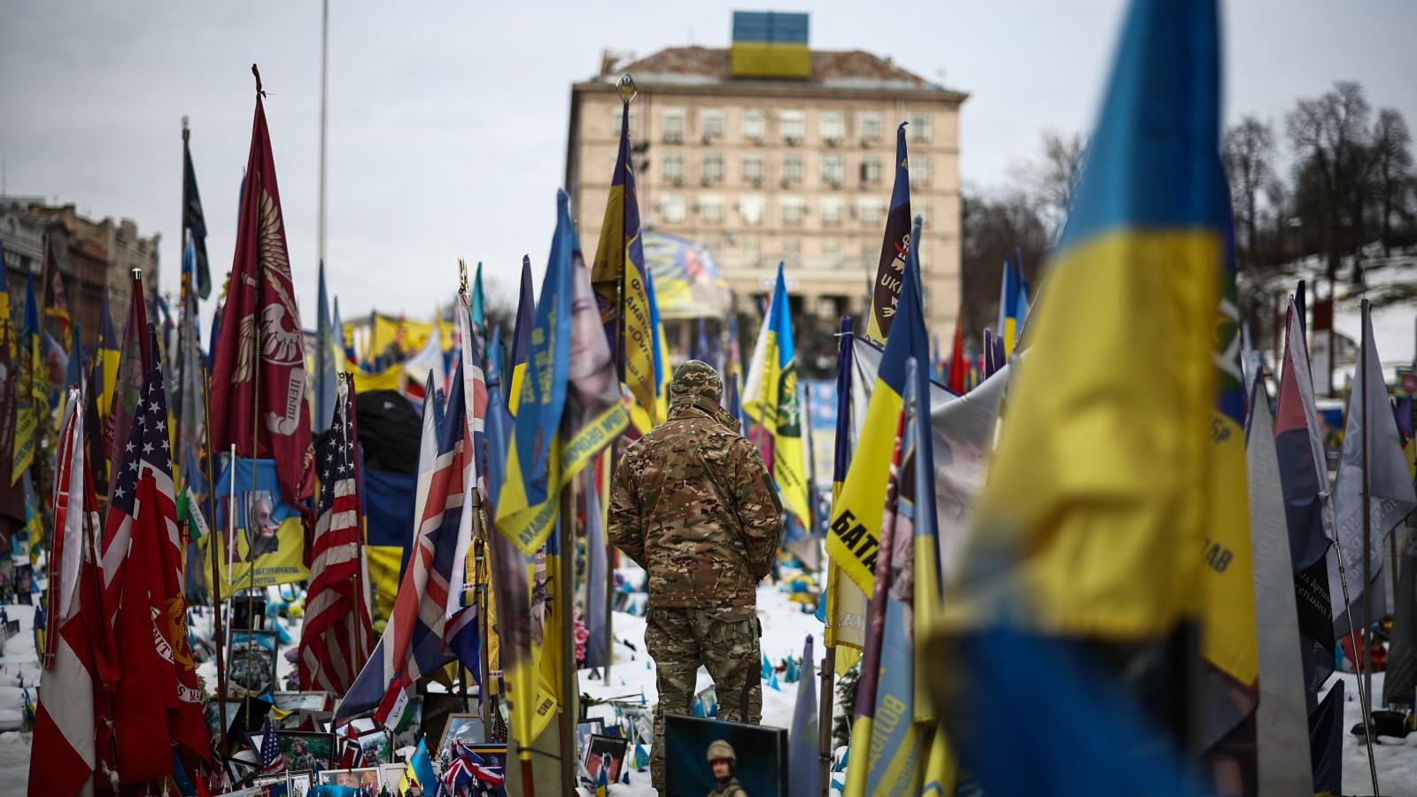 Megemlékezők a kijevi Szabadság téren az orosz invázió negyedik évfordulóján