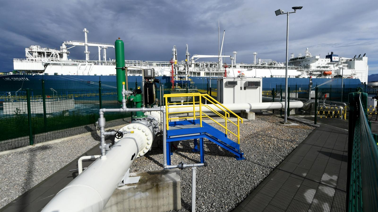 A cseppfolyósított gáz úszó terminálja Horvátországban, Omisalj városában, Krk szigetén, 2023. április 25-én.