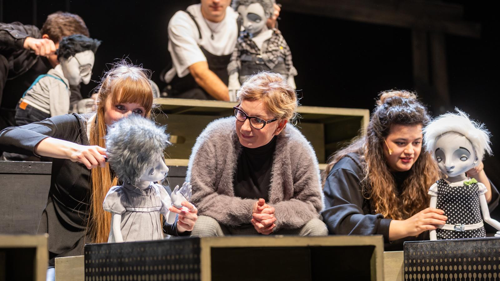  A diákok és osztályfőnökük (Ellinger Edina és volt tanítványai) a Budapest Bábszínház Semmi 2.0 című darabjának előadásán