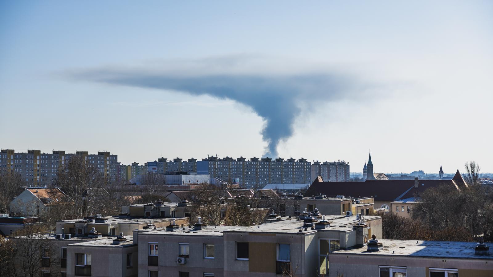 A kigyulladt szemét füstje