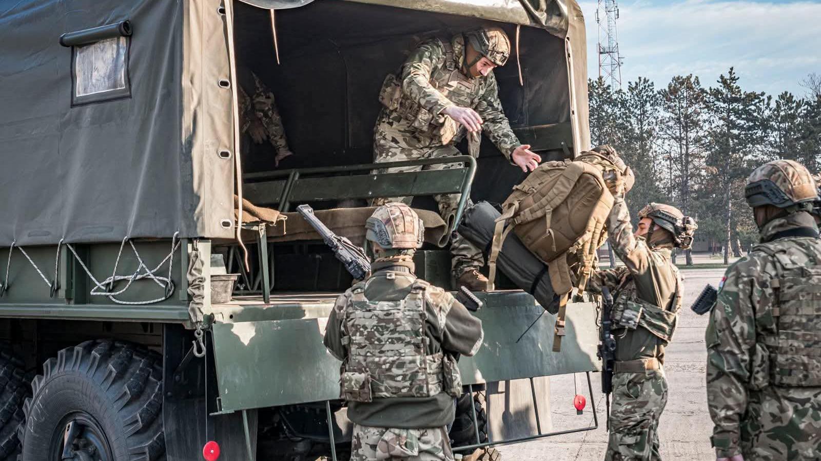 Indulnak a katonák az energetikai létesítményekhez