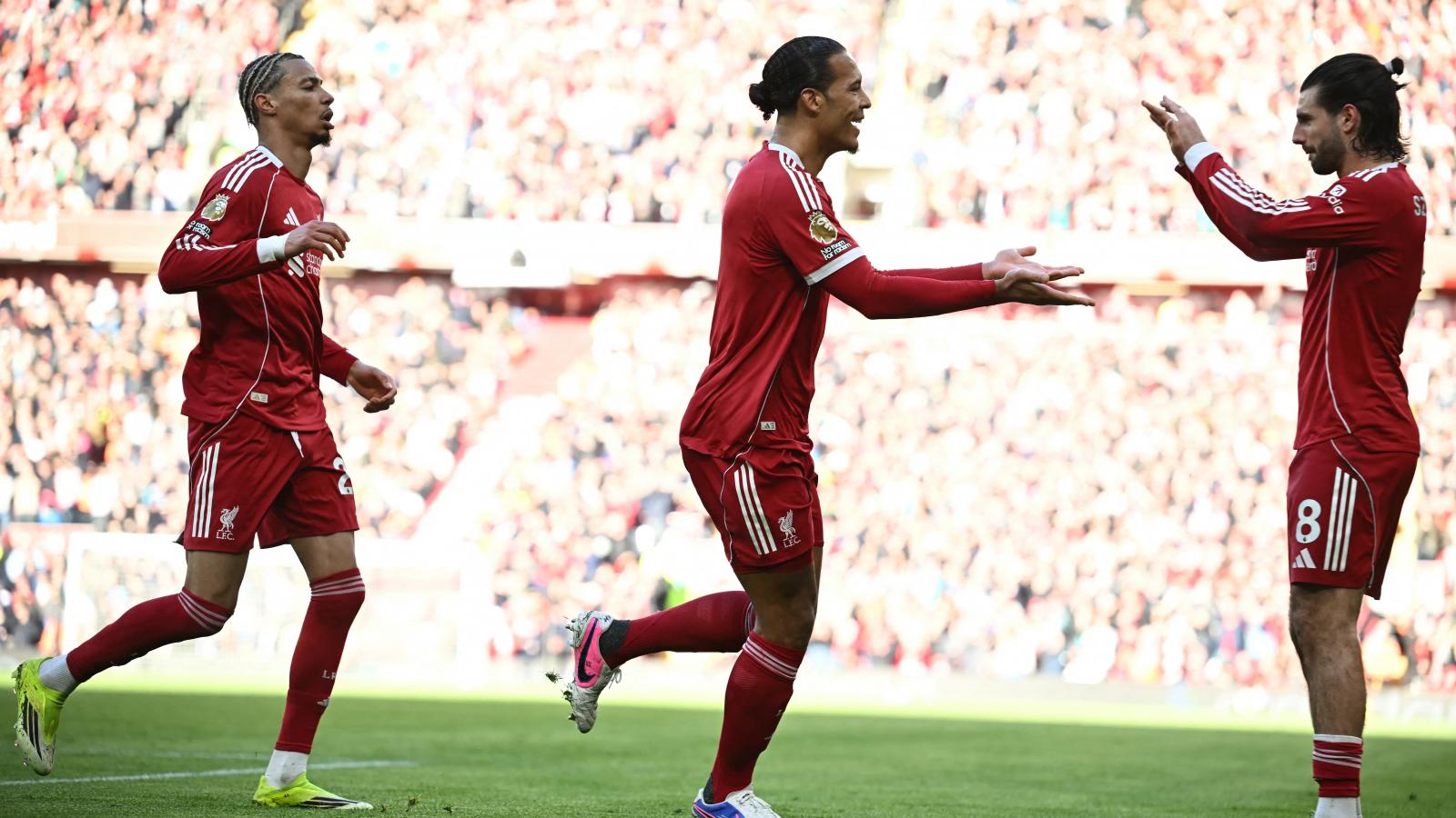 Szoboszlai ünneplése társaival. 