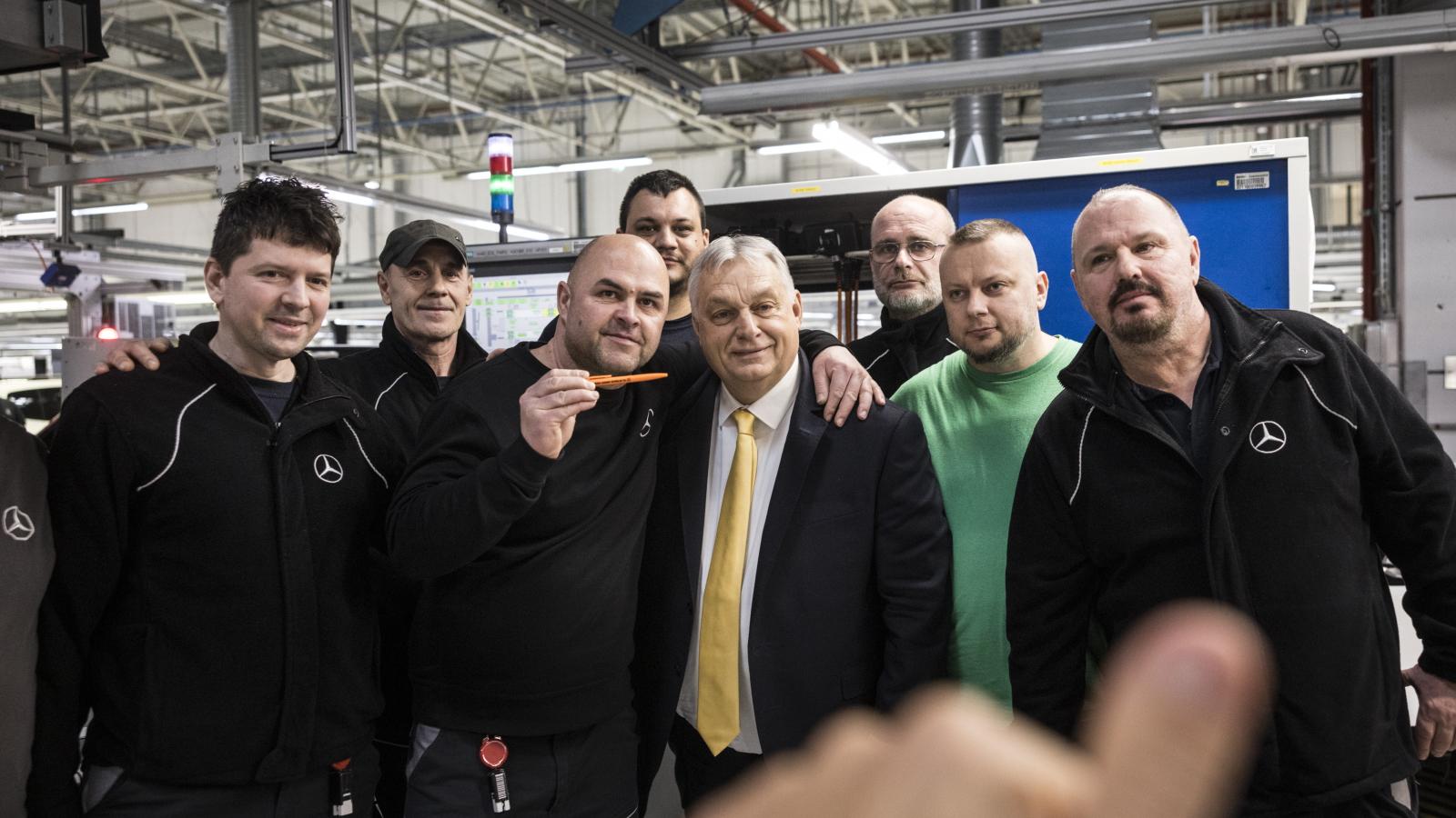 Orbán Viktor újra minimum hazudott Magyarország versenyképességéről a Mercedes-Benz vezetői előtt